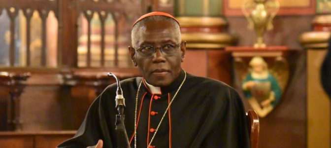 Primeras comuniones sin fotógrafos, la propuesta del Cardenal Sarah