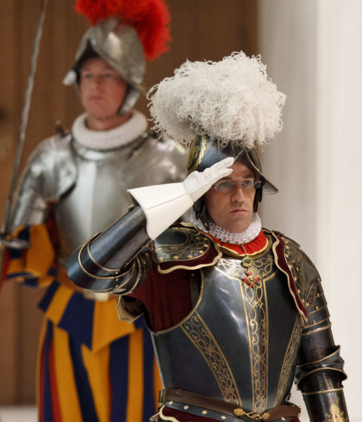 El ex jefe de la Guardia Suiza se defiende tras su destitución