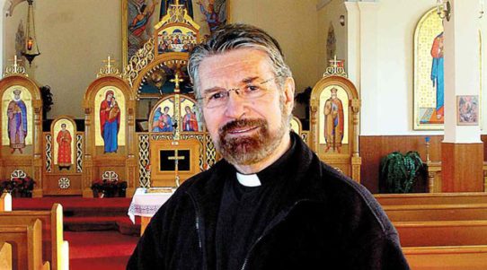 A los 66 años un actor de Broadway se ordena sacerdote