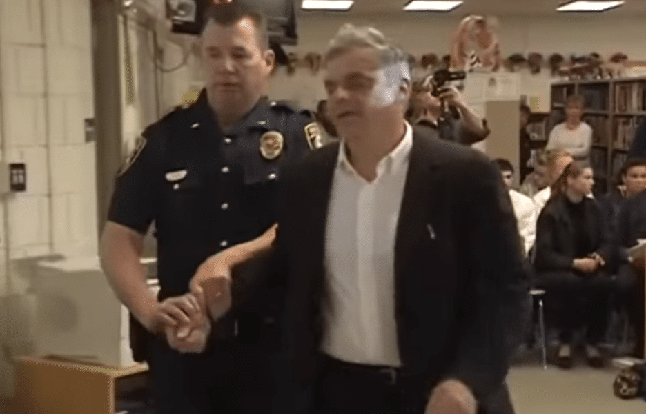 Padre arrestado por protestar contra la corrupción de menores