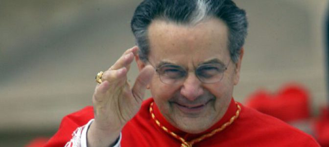 En la fotografía el Cardenal Caffarra saludando. Conocemos su personalidad.