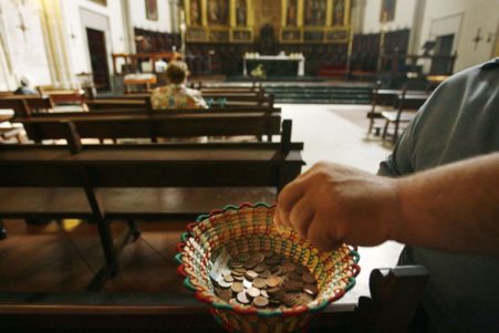 «Va a resultar que todos los que dan limosna en misa están pagando en negro»