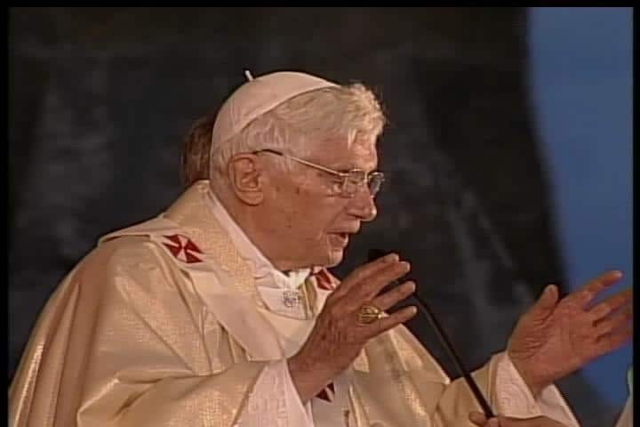 Su Santidad el Papa Benedicto XVI inicia la oración colecta de la Santa Misa