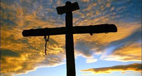 El Papa lleva la cruz de un sacerdote degollado por ISIS