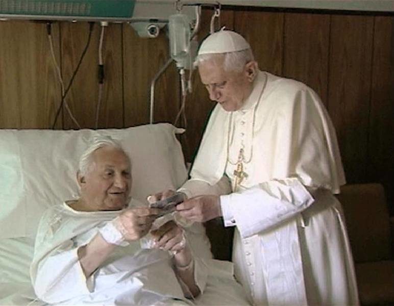 Benedicto XVI visita a su hermano en el Policlínico Gemelli