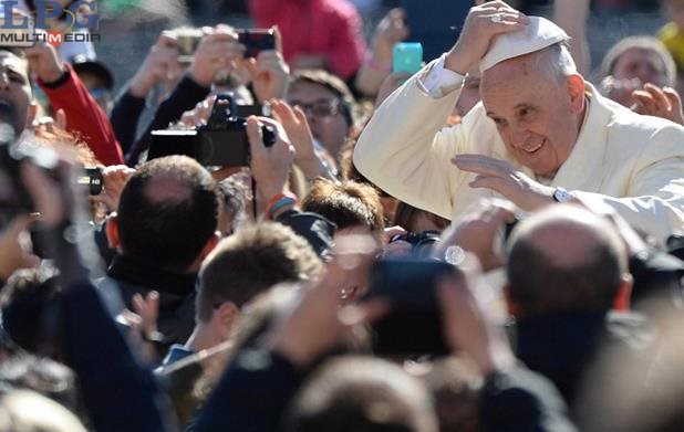 El Papa predica la primera catequesis de la Pascua