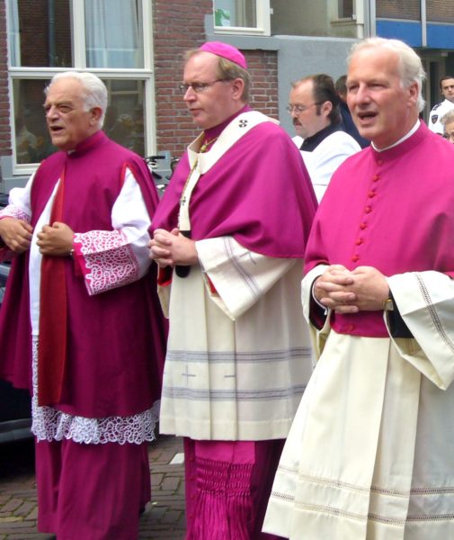 Un sacerdote despedido por «saltarse» partes de la Misa