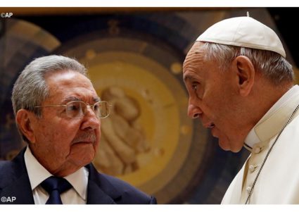 Raúl Castro asegura que volverá a la Iglesia «si el Papa sigue hablando así»