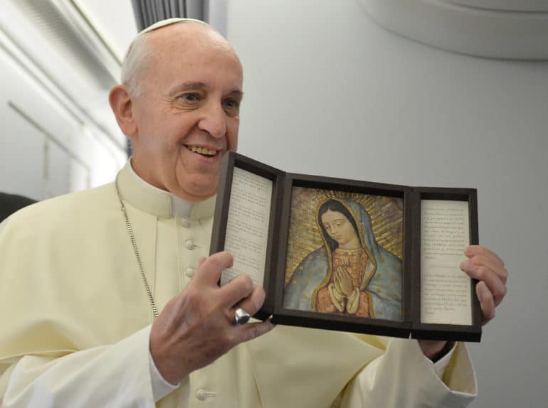 El Papa Francisco sostiene una imagen de Nuestra Señora de Guadalupe