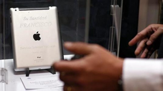 Se subasta un iPad del Papa por 40.000 dólares