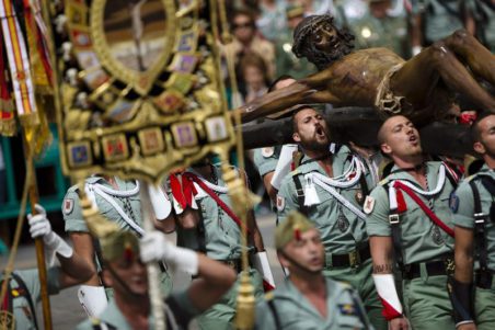 Podemos quiere prohibir los actos católicos en el Ejército