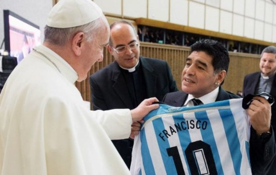 Maradona pretende que le case el Papa