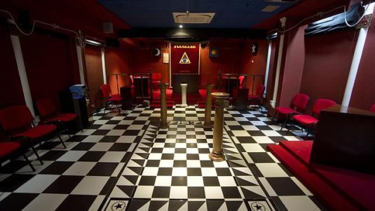 ¿Cómo influye la masonería en la sociedad española?