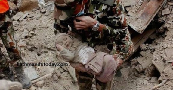 El milagro del bebé que sobrevivió al terremoto de Nepal