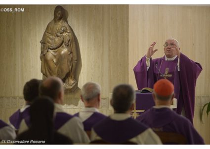 El Papa recuerda a los santos escondidos, los santos de la vida cotidiana