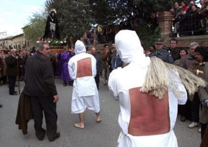¿Hacer penitencia es andar de rodillas o flagelarse?