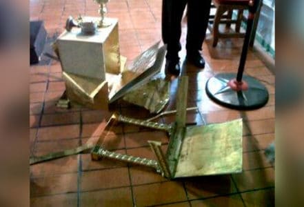 Destruyen sagrario y profanan el Cuerpo de Cristo