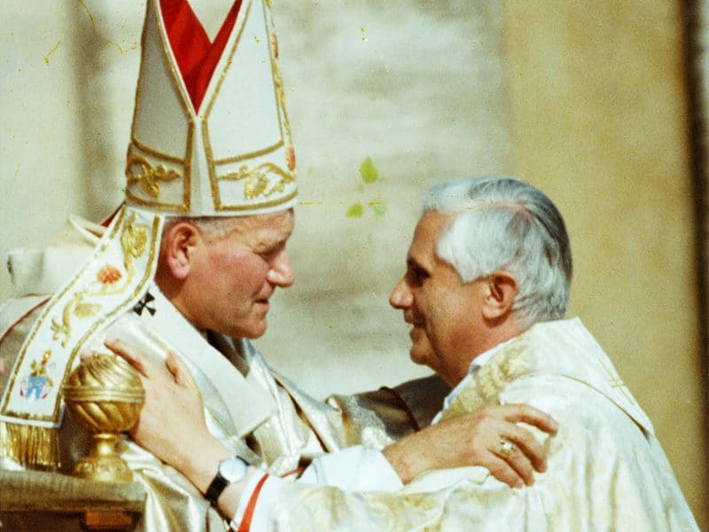 Benedicto XVI: «No podía y no debía intentar imitar a Juan Pablo II, pero he intentado llevar adelante su herencia y su tarea lo mejor que he podido»