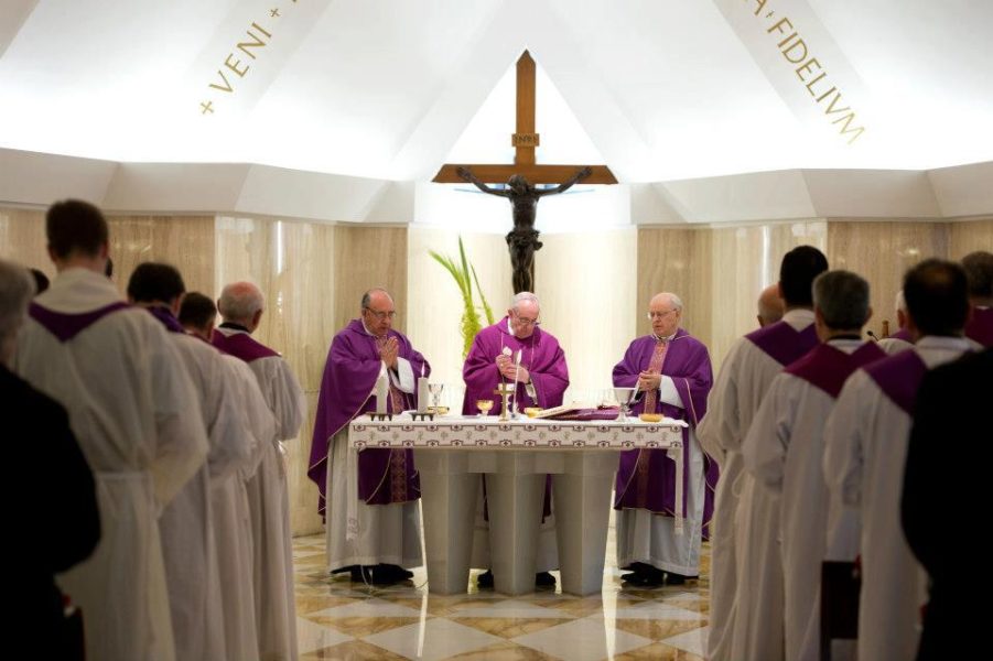 El Papa habla de los cristianos tristes, enjaulados en su preceptos, compromisos, planes revolucionarios o en su espiritualidad