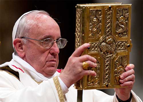 El Papa Francisco sostiene el evangelio, pilar de la liturgia de la palabra, en sus manos.