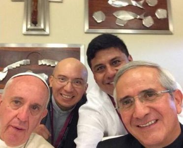 El ‘selfie’ del Papa y otros gestos de cercanía en su viaje a Ecuador