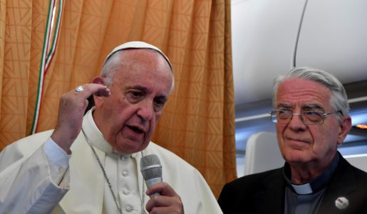 TIZ995. In Flight (---), 26/06/2016.- Pope Francis (L) speaks to journalists on his flight back to Rome following a visit to Armenia, 26 June 2016. Pope Francis was on an official visit to Armenia from 24 to 26 June. (Papa, Roma) EFE/EPA/TIZIANA FABI / POOL
