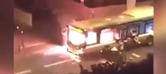 Varios jóvenes incendian un autobús en París al grito de ‘Alá es grande’