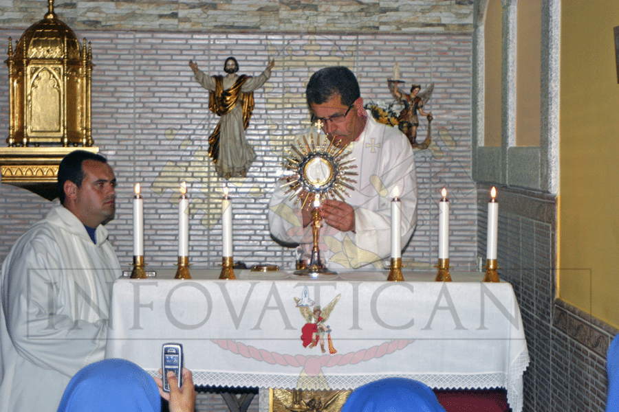 El día a día en la secta migueliana (III): El brujo Miguel haciendo de cura