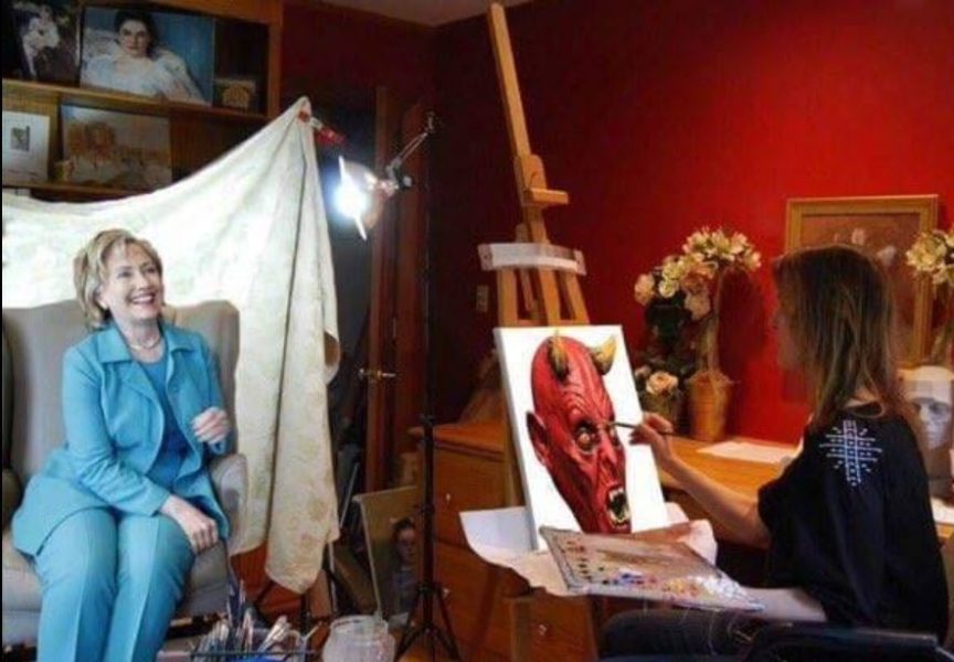 El jefe de campaña de Clinton fue invitado a una cena satánica