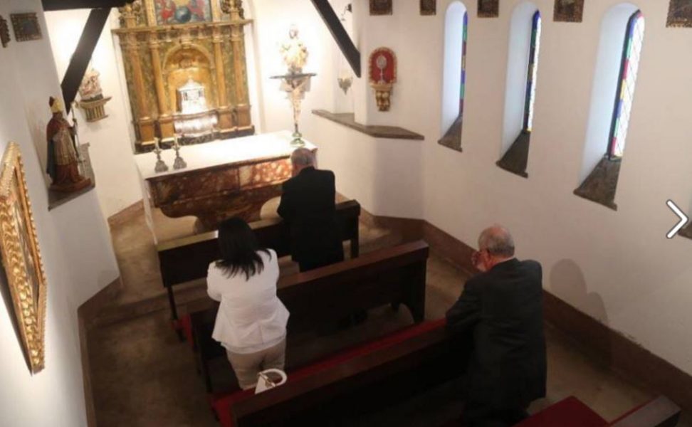 Kuczynski, Keiko y Cipriani rezan juntos ante el Santísimo