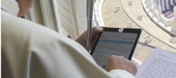 El Papa también tapa la cámara frontal del Ipad para no ser espiado