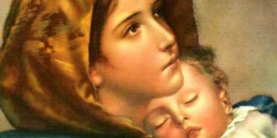 La virgen María sostiene a Jesús en brazos.