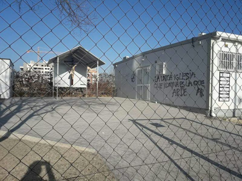 Atacan con pintadas el Cristo crucificado de una parroquia de Vallecas
