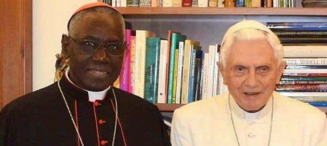 El cardenal Robert Sarah visita a Benedicto XVI