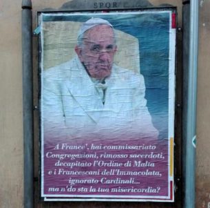 Carteles contra el Papa Francisco en las calles de Roma