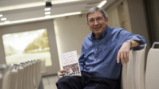 Alfa y Omega compara al Cardenal Burke con un hereje