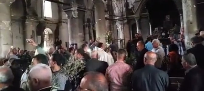 Cristianos iraquíes celebran el Domingo de Ramos en una catedral liberada del ISIS