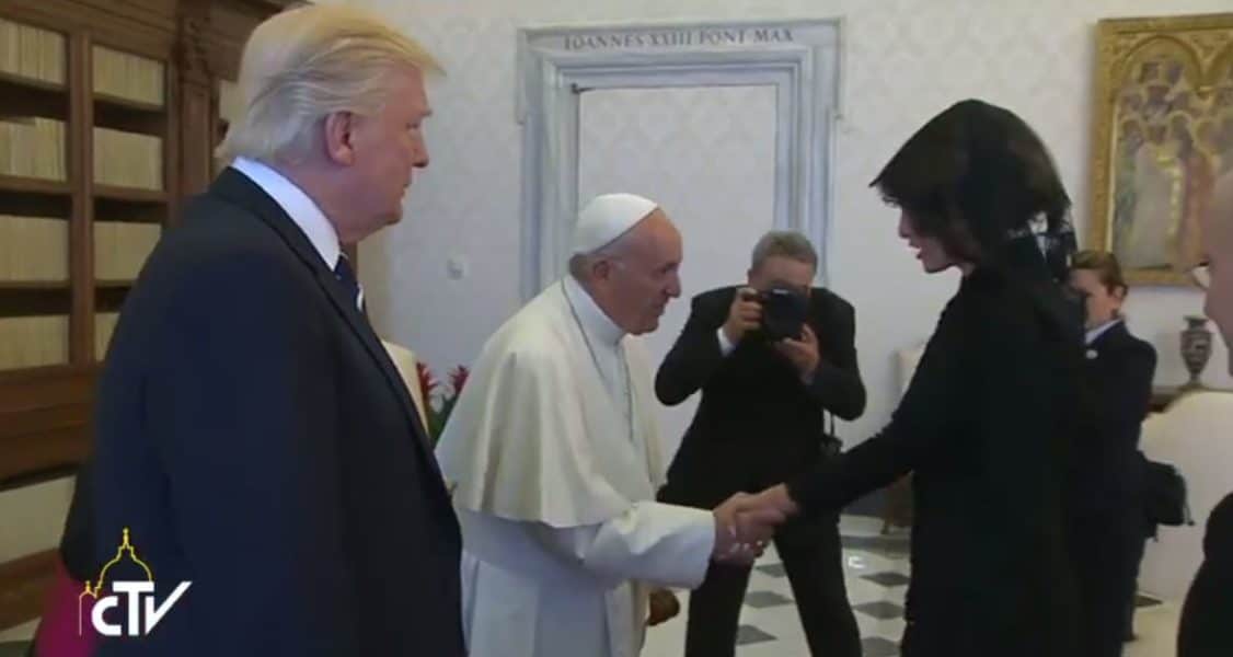 El Papa a Melania: «¿Le da de comer potizza?»