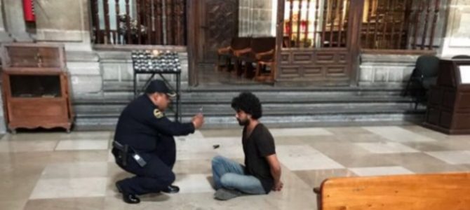 Apuñalan a un sacerdote durante la Misa en la catedral de México