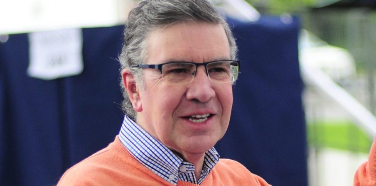 Supernumerario del Opus Dei iza la bandera del lobby gay para «celebrar el día de la diversidad sexual»