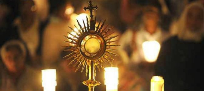 Imagen de una sagrada forma expuesta en el santísimo. Corpus Christi.