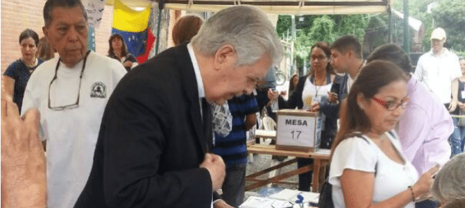 El arzobispo de Caracas, asediado por grupos armados durante la consulta popular en Venezuela