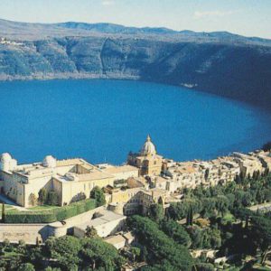 Vista aérea del Palacio Apostólico de Castel Gandolfo y el lago Albano, residencia estival del Papa León XIV