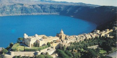 Vista aérea del Palacio Apostólico en Castel Gandolfo durante la visita del Papa León XIV