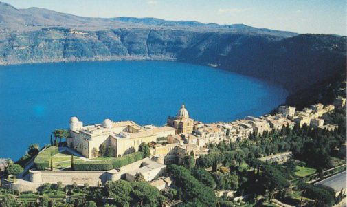 Vista aérea del Palacio Apostólico de Castel Gandolfo y el lago Albano, residencia estival del Papa León XIV
