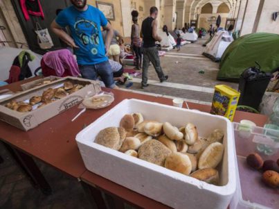Así viven los refugiados que han ocupado una iglesia del Vaticano