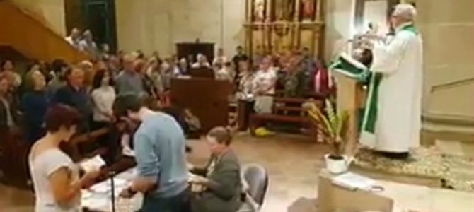 Un sacerdote de Tarragona profana su parroquia para un acto político ilegal