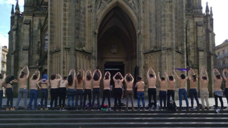 Feministas ante la catedral de Donostia