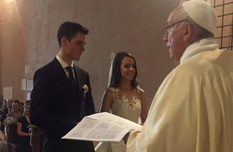 El Papa oficia una boda por sorpresa