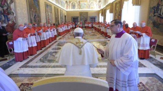 El Papa interrumpe sus vacaciones para presidir un consistorio